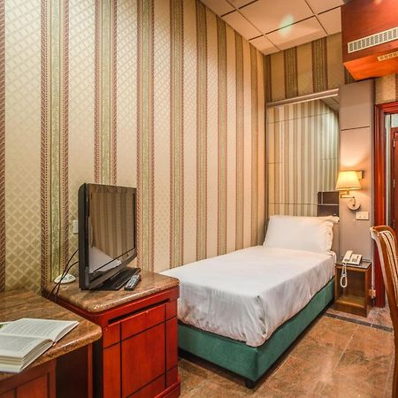 Castro Pretorio Easy Rooms Rome Bagian luar foto
