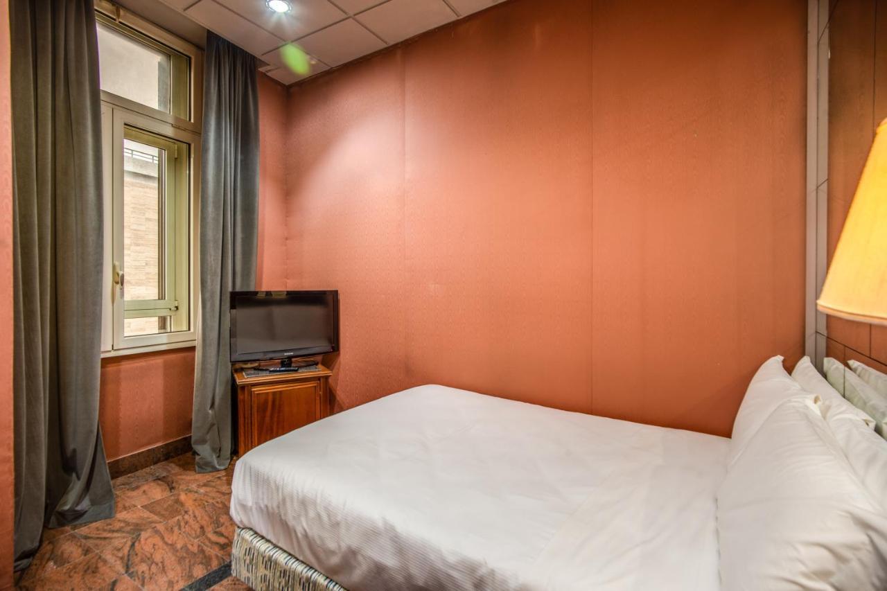 Castro Pretorio Easy Rooms Rome Bagian luar foto