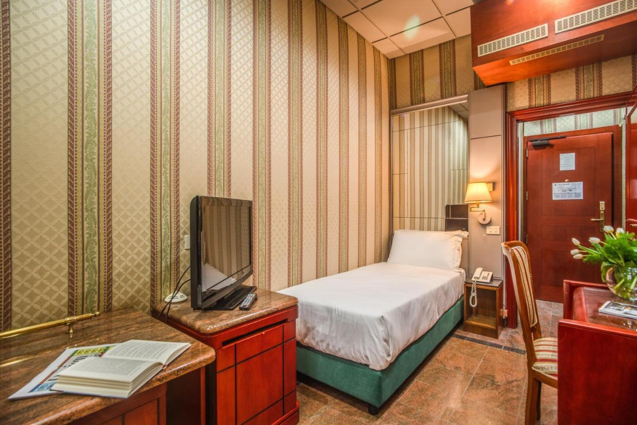 Castro Pretorio Easy Rooms Rome Bagian luar foto