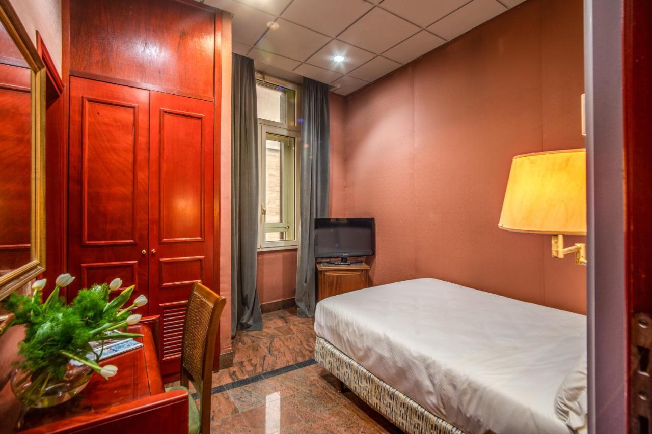 Castro Pretorio Easy Rooms Rome Bagian luar foto
