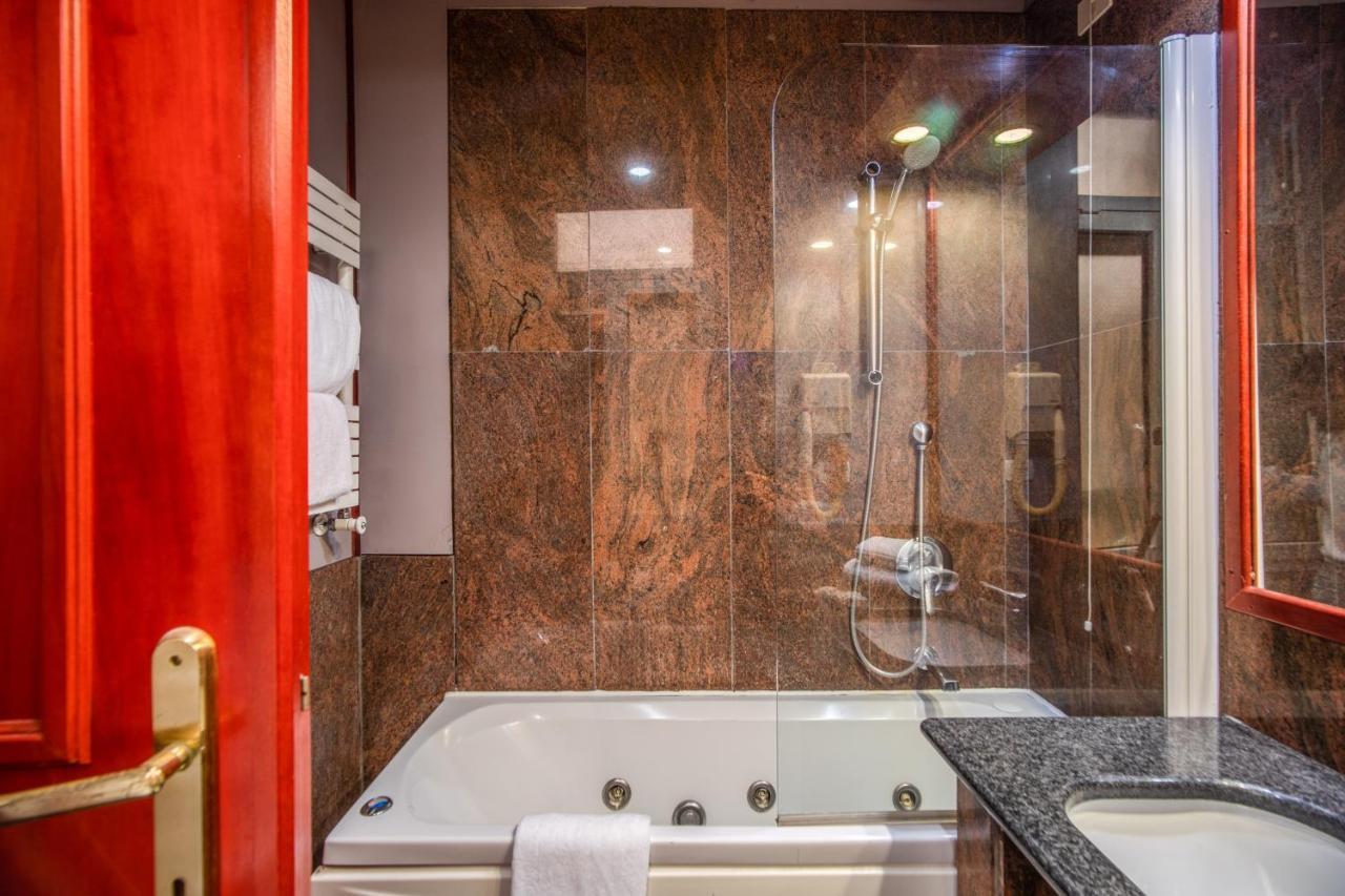 Castro Pretorio Easy Rooms Rome Bagian luar foto