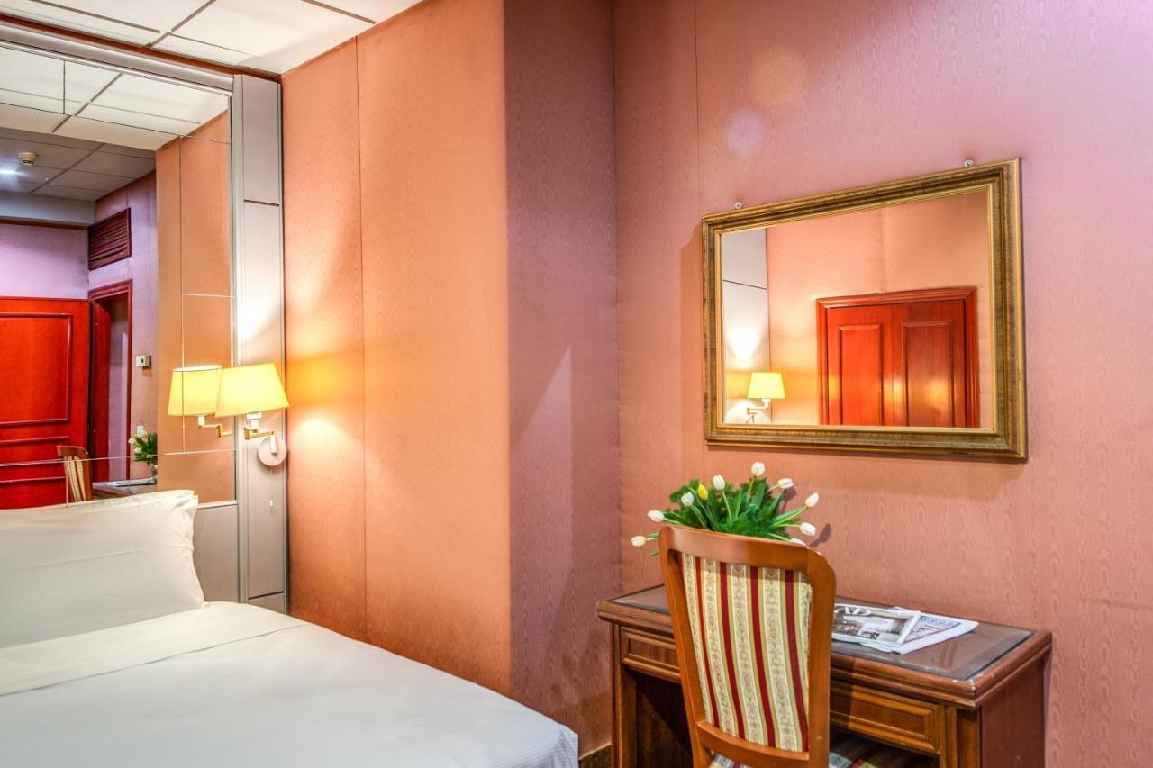 Castro Pretorio Easy Rooms Rome Bagian luar foto