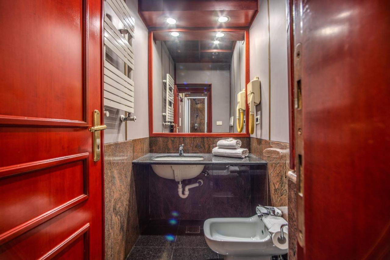Castro Pretorio Easy Rooms Rome Bagian luar foto