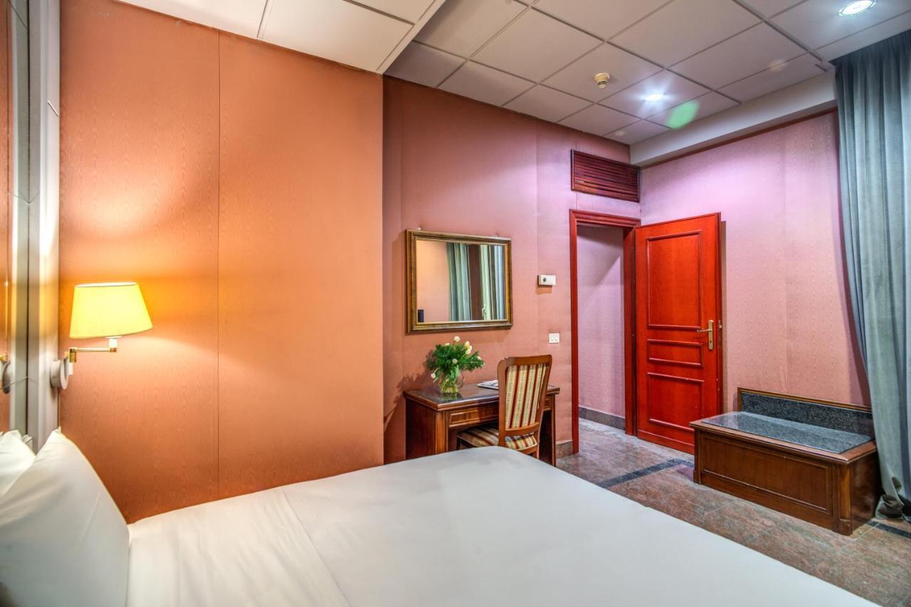 Castro Pretorio Easy Rooms Rome Bagian luar foto